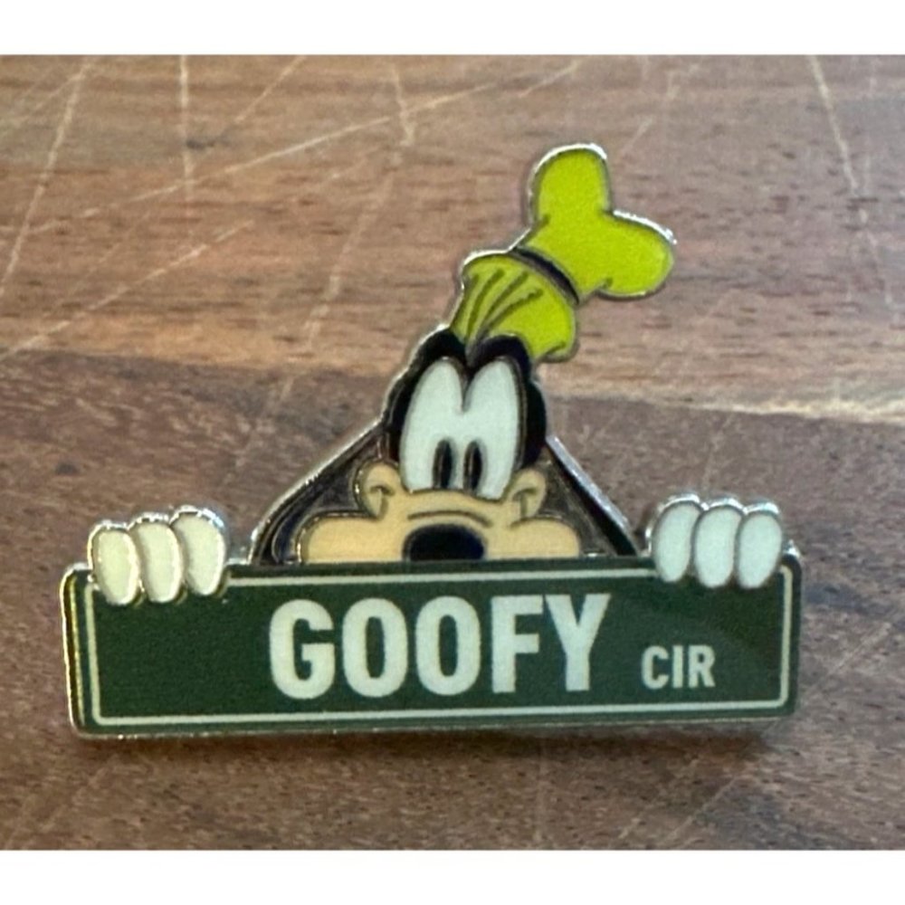 Disney Mickey Trading Pin Goofy Circle Street Sign Collection Green White Authen